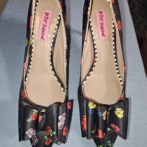 Gorgeous Betsey Johnson Women's Floral Black Heels